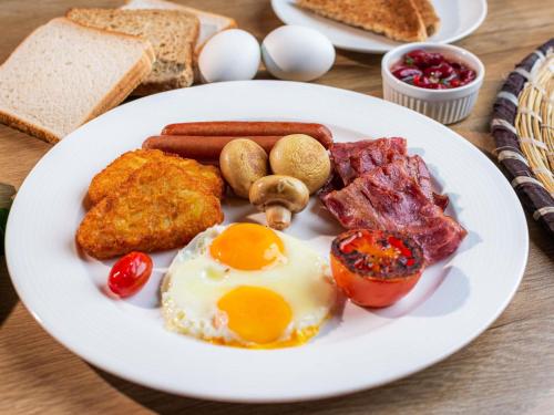 アル・ウラーにあるShaden Resortの卵、肉、パンが入った朝食のプレート