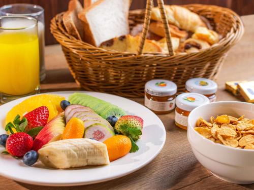 アル・ウラーにあるShaden Resortの食器一皿とパン一箱