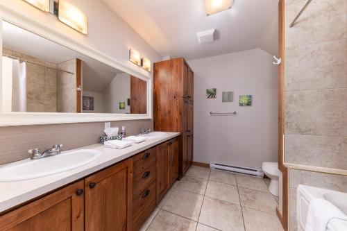 Ένα μπάνιο στο Condo 120B: Spacious, Spa, River Views