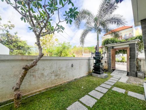 努沙杜瓦Kanha Homestay near Pantai Pandawa RedPartner的一座带庭院的树屋