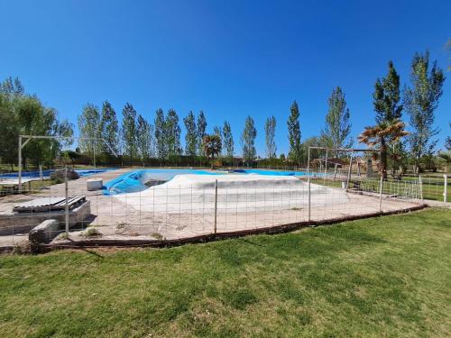 una cancha de voleibol vacía en un parque en Camping El Chañar, en Jocolí Viejo