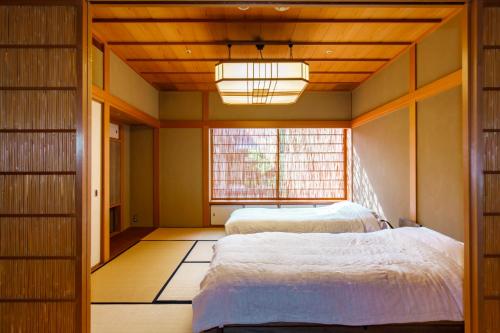 金沢市にある金城樓の窓のある部屋にベッドが2つある