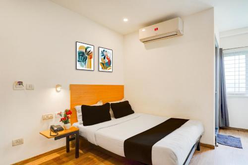 Un dormitorio con una cama grande en una habitación. en Townhouse Sarjapur Road Formerly Hotel Ace, en Bangalore