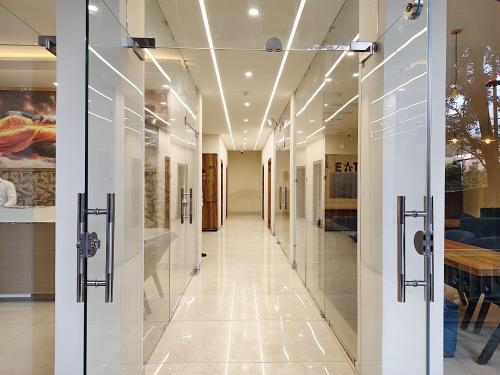 un pasillo en un edificio con puertas de cristal en Hotel Ramayan Inn, en Rishīkesh
