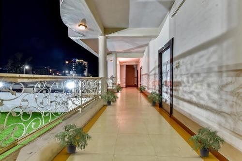 Rõdu või terrass majutusasutuses Hotel O Utsav Vatika