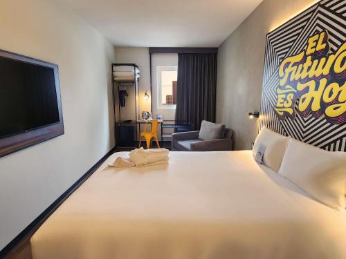 Una habitación de hotel con una cama grande y un televisor. en ibis styles Lima San Isidro, en Lima
