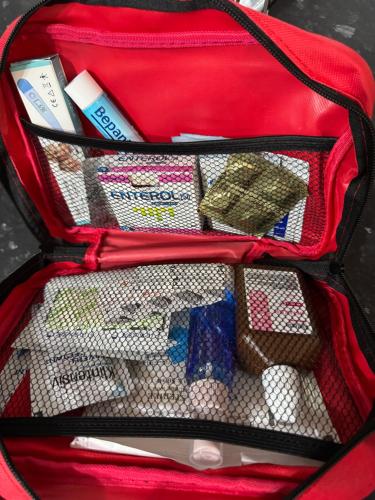 un sac rouge rempli d'iazépamiazépinesaminesaminesaminesktop dans l'établissement Apartament Brazdă, à Craiova