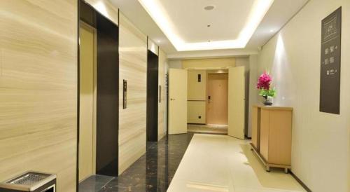 una hall con corridoio con vaso di fiori di City Comfort Inn Wuhan Hankou Bei Light Rail Station a Wuhan