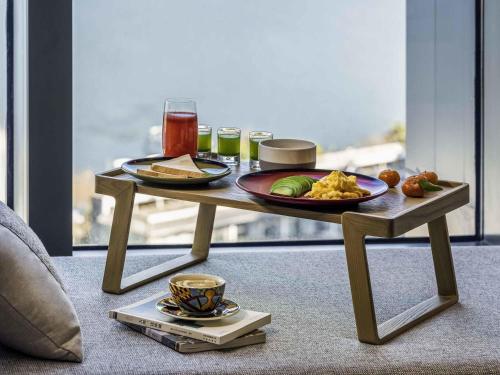 Una mesa con dos platos de comida y bebidas encima. en Pullman Dali, en Dali