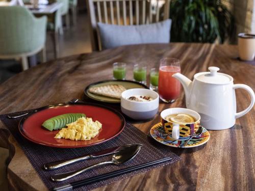 Una mesa de madera con un plato de comida encima. en Pullman Dali, en Dali