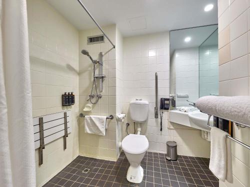 un baño con inodoro y lavabo en Mercure Perth On Hay, en Perth