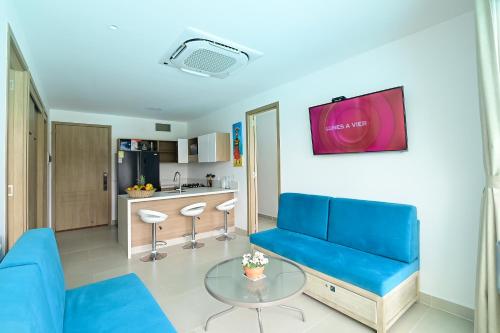 a living room with a blue couch and a table at BAIA KRISTAL CARTAGENA Mi descanso ideal in Cartagena de Indias