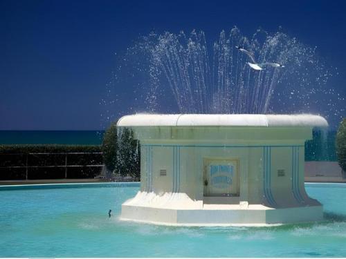 ein Gebäude im Wasser mit einem Brunnen in der Unterkunft Stables Lodge Backpackers in Napier