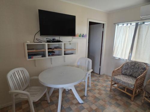 Una televisión o centro de entretenimiento en Jurien Bay View Bungalows Beach View 6