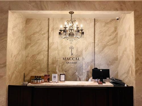 Maccal Boutique Hotel Dalat في دالات: ثريا معلقة على كونتر في غرفة