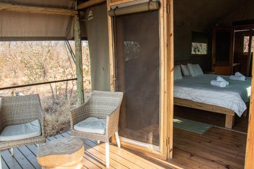 Postel nebo postele na pokoji v ubytování Khanya Conservation Camp