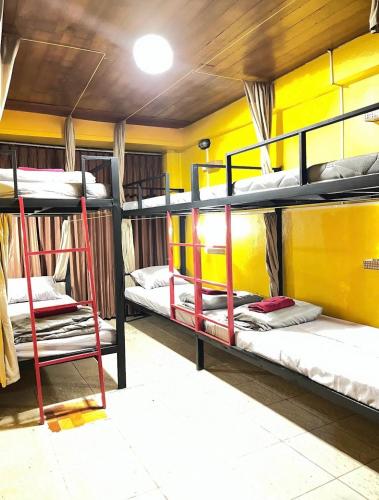 Llit o llits en una habitació de Over the Moon hostel