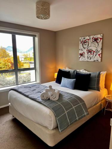 Postel nebo postele na pokoji v ubytování Queenstown Apartment