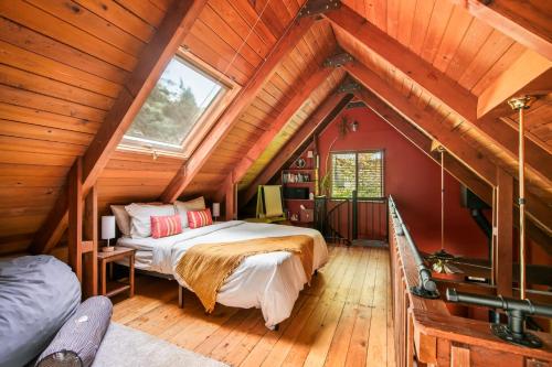 Un dormitorio con una cama en un ático en Rhododendron Cabin Near Mt Hood Adventures, en Brightwood