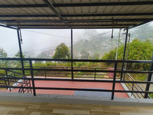 Nespecifikovaný výhled na hory nebo výhled na hory při pohledu z vily