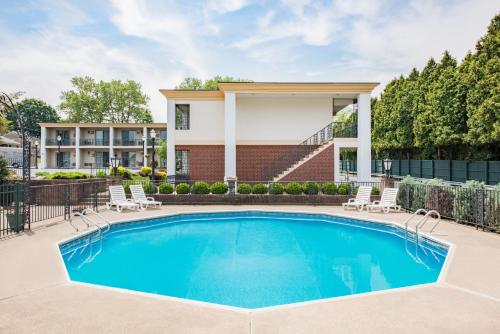 a swimming pool in front of a building at Howard Johnson by Wyndham Hershey in Hershey