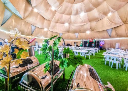 ein Zelt mit Tischen und Stühlen in der Unterkunft FarmKO Glamping in Dolores