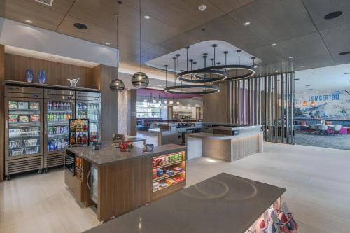 uma cozinha com uma despensa com muita comida em Home2 Suites By Hilton Lumberton em Lumberton