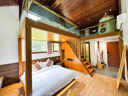 a bedroom with a bunk bed and a staircase at White Magpie Mountain Residence in Qiduhe