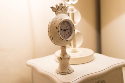 a clock sitting on top of a table at Residenza Marchesi Pontenani in Florence