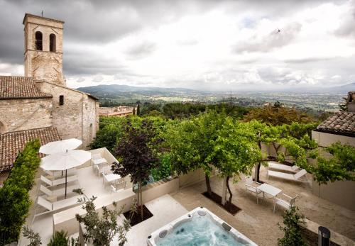 a villa with a swimming pool and a building at Hotel Degli Affreschi in Montefalco