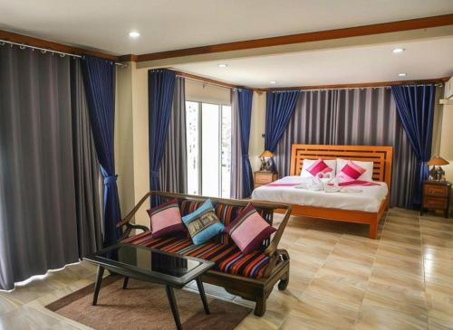 Un pat sau paturi într-o cameră la Sripoom Boutique House