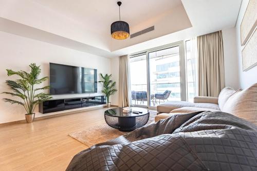 Luxury 2BR Golf View 85" TV Yas Bay
