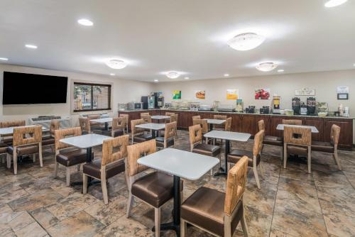 a restaurant with tables and chairs and a bar at Quality Inn & Suites Downtown Walla Walla in Walla Walla