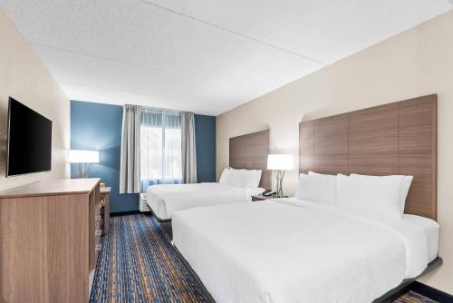 シェパーズタウンにあるQuality Inn Shepherdstownのベッド2台と薄型テレビ付きのホテルの部屋