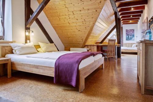 Ένα ή περισσότερα κρεβάτια σε δωμάτιο στο Landhotel Garni Knittelsheimer Mühle