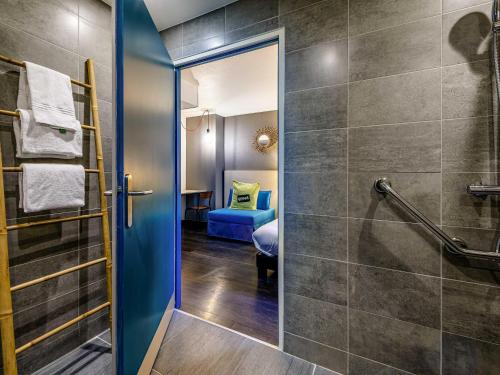 Habitación con baño con ducha a ras de suelo. en Greet Hotel Bordeaux Floirac Arena, en Floirac