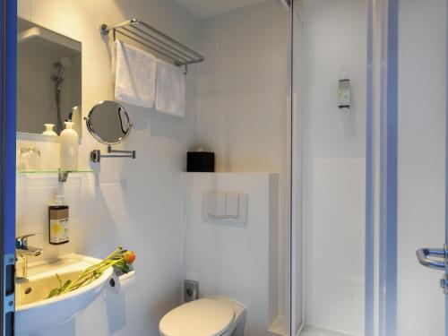 a bathroom with a toilet and a sink and a shower at greet Berlin Alexanderplatz in Berlin