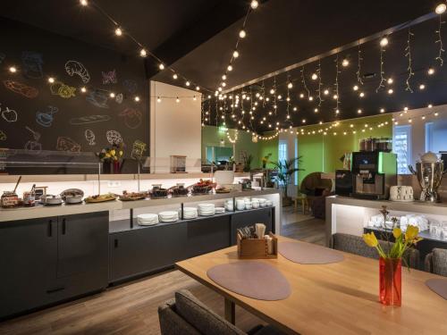 uma grande cozinha com uma mesa num quarto em greet Berlin Alexanderplatz em Berlim