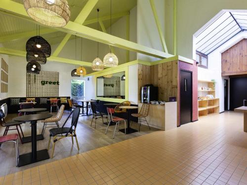 En restaurant eller et andet spisested på Greet Hôtel Villeneuve la Garenne - rénové