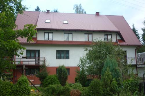 een wit huis met een rood dak bij Zawoja Pod Grapą in Zawoja