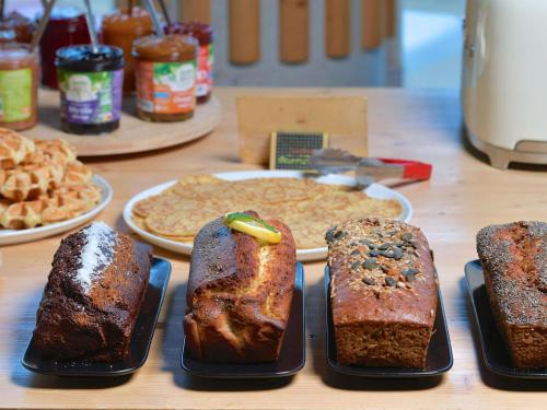 Ein Tisch, gedeckt mit Tellern voller verschiedener Brotsorten. in der Unterkunft ibis Budget La Rochelle Centre gare in La Rochelle