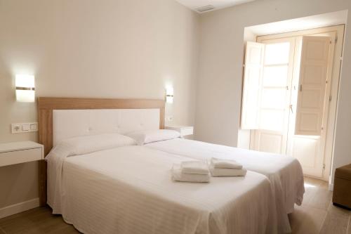 Кровать или кровати в номере Apartamentos Pinar Malaga Centro