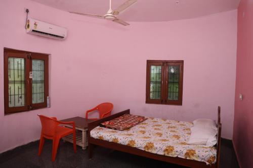 Postel nebo postele na pokoji v ubytování Hampi Blue Moon Resort