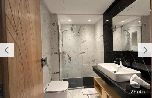 Ένα μπάνιο στο Aeroport apartment Glourios swimming-pool