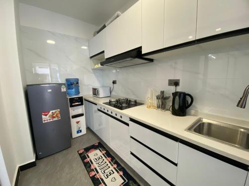 Η κουζίνα ή μικρή κουζίνα στο Serene Stays