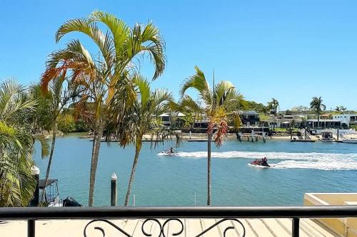 Výhled na řeku, která protéká v blízkosti prázdninového domu