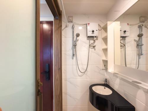 Et badeværelse på Beranda Studio Apartment at Sky House Alam Sutera