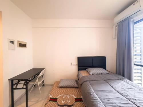 En eller flere senge i et værelse på Beranda Studio Apartment at Sky House Alam Sutera