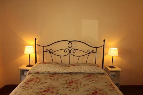 ein Schlafzimmer mit einem Bett mit zwei Lampen an zwei Tischen in der Unterkunft Affittacamere Gir di Mura in Montecatini Terme