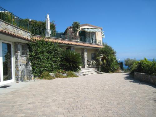 una casa con balcone e vialetto di mattoni di Villa Itati a Sanremo